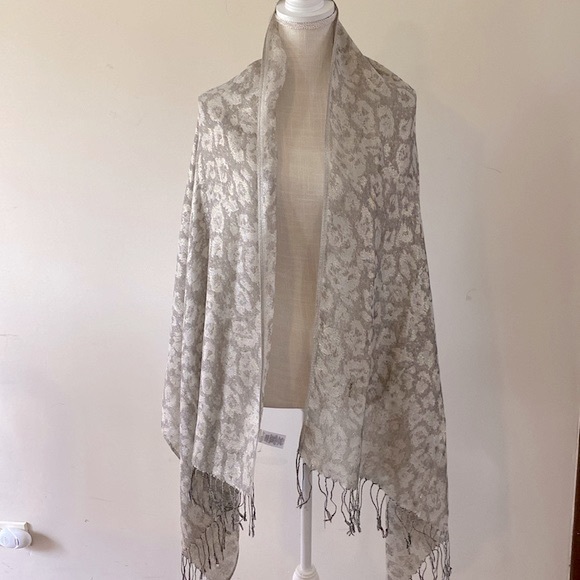 West Loop women’s sparkle silver gray metallic shawl, wrap, scarf animal print - Picture 4 of 17